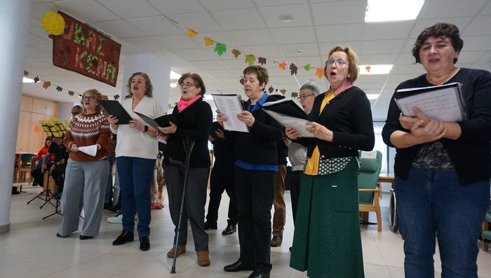 Adinekoei kantuan aritu zaizkie Danbolineko musika eskolako ikasle helduak