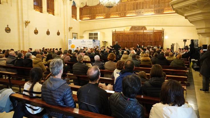 Esklabetako eliza bete du Udal Musika Bandak