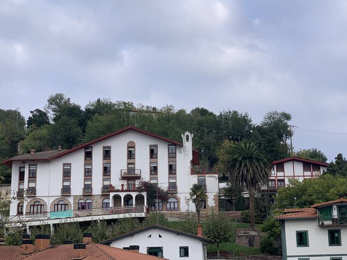 San Juan egoitzako oinezkoen pasabidea luzatuko dute, eraikinaren eraberritze lanen barruan