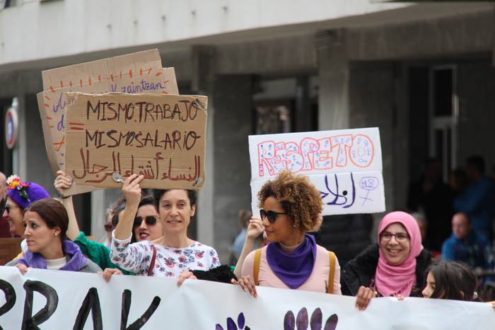 Morez jantzi dira eskualdeko kaleak Emakumeen Nazioarteko Egunean