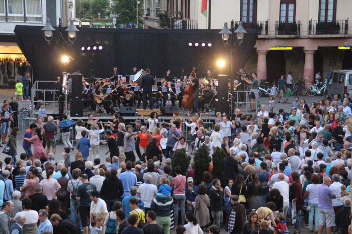 Bandtzaldiak dantzan jarri ditu zarauztarrak