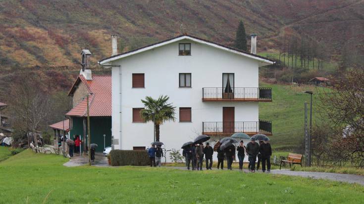Eguraldi tristearekin baina giro ederrean hasi dituzte Santa Luzia festak Elosiagan