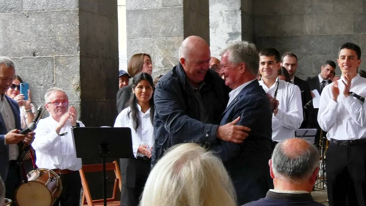 Herritarren omenaldi beroa jaso du Angel Mari Arenas musikariak