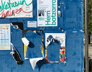 AEK-k salatu du ezezagunak beren kartelak kentzen ari direla