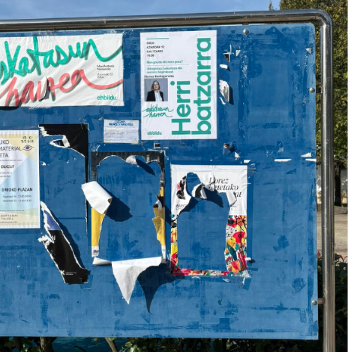 AEK-k salatu du ezezagunak beren kartelak kentzen ari direla