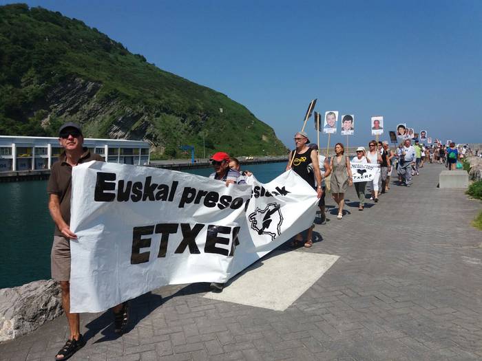 Irudietan: Elkarretaratze ibiltaria egin dute Orioko hondartzan, Etxeratek antolatuta