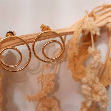 Zilarrezko belarritakoak urre baiñuakin