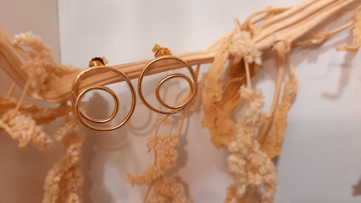 Zilarrezko belarritakoak urre baiñuakin