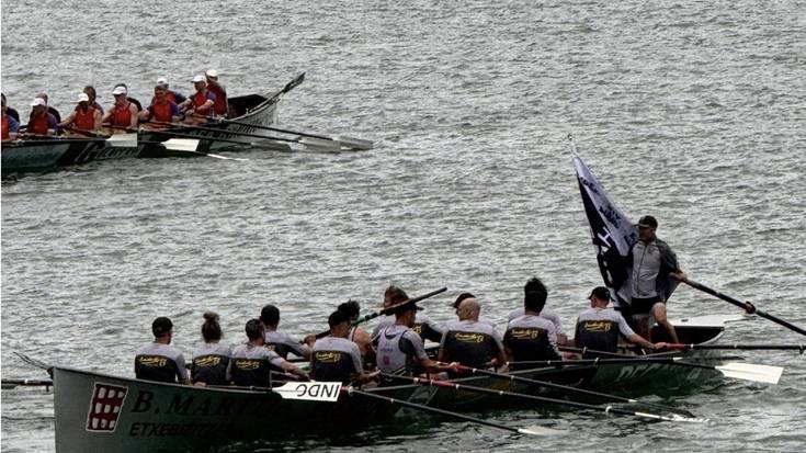 Badok 13 beteranoen ontziak irabazi du Hondarribiako Traineru Jaitsiera