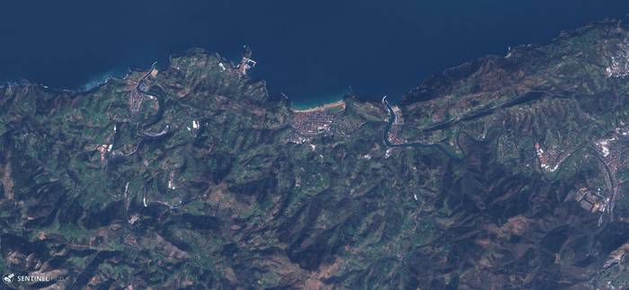 HARA! Sentinel 2A sateliteak jasotako irudian, besteak beste, Zarautz agertzen da