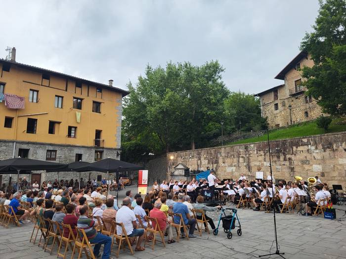 Ad Hoc orkestrak astelehen iluntzea girotu du Balda plazan