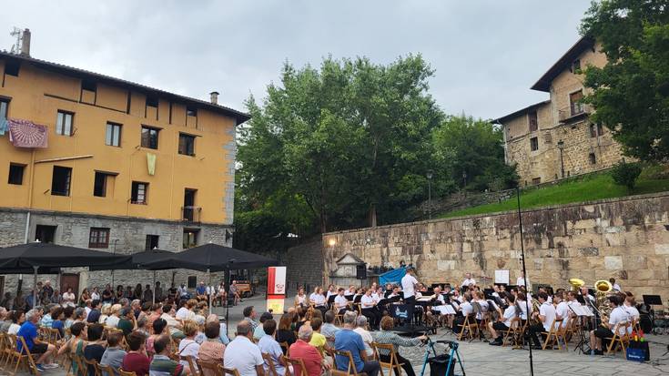 Ad Hoc orkestrak astelehen iluntzea girotu du Balda plazan