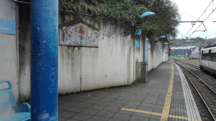 ETSk eta Arte Ederren Fakultateak Zumaiako tren geltokiko mosaikoa zaharberritzeko hitzarmena sinatu dute