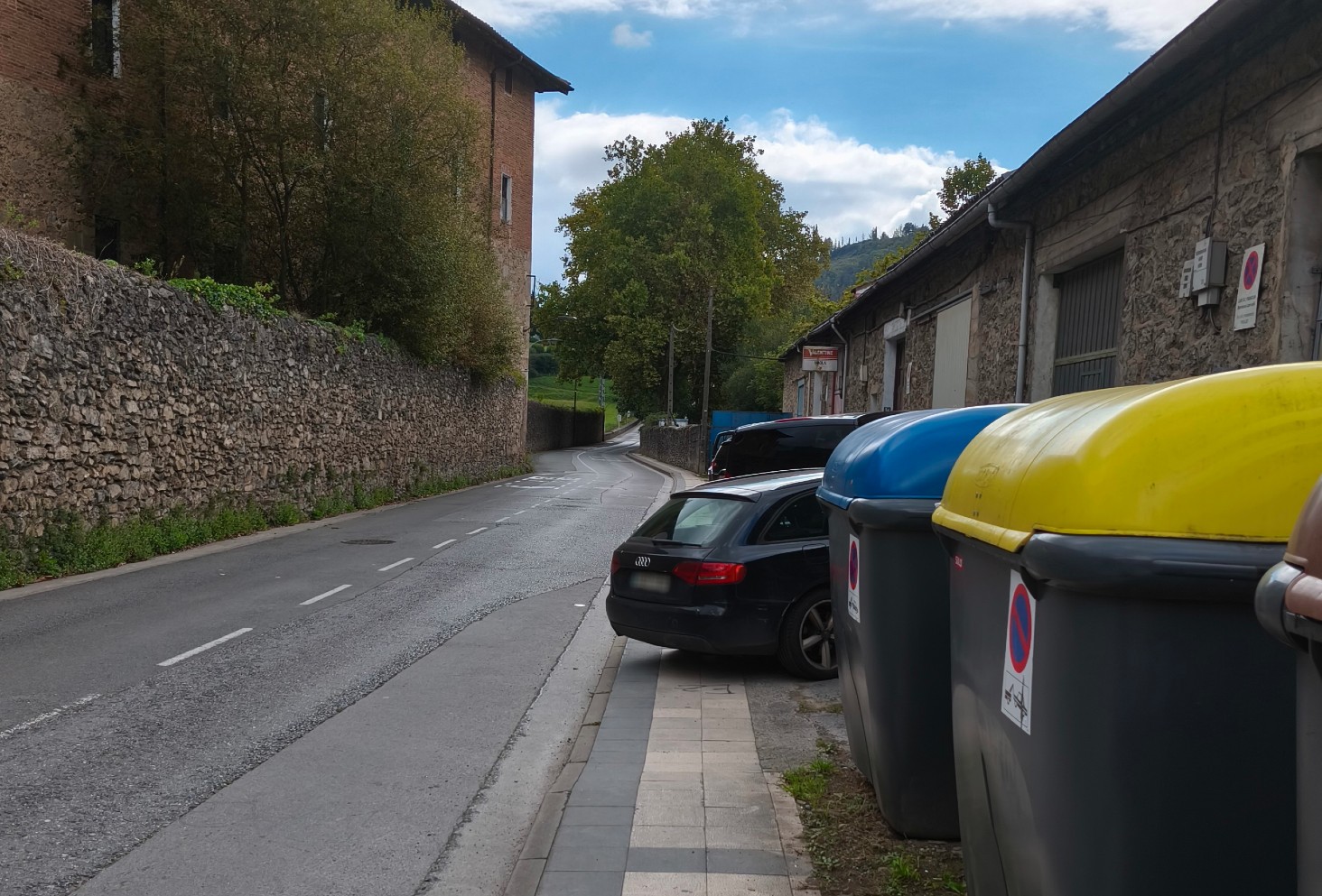 "Autoak espaloiaren gainean"