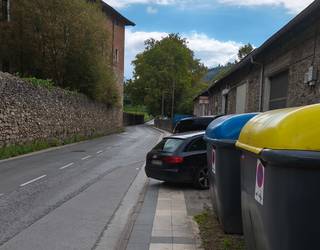 "Autoak espaloiaren gainean"