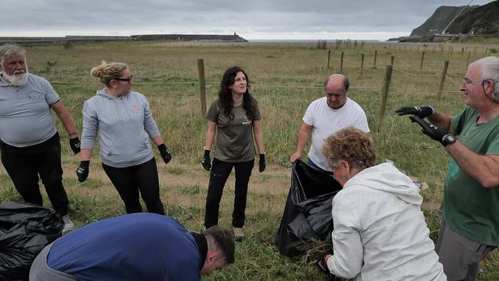 Auzolanean kenduko dituzte landare inbaditzaileak larunbatean Santiagoko dunetatik