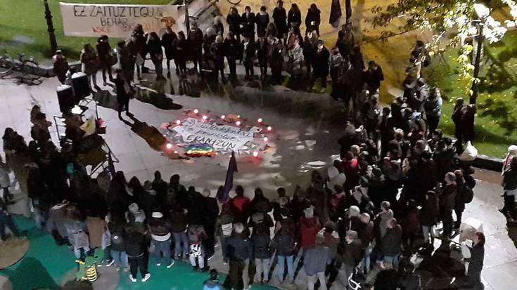 Irudietan: Elkarretaratzea egin dute iluntzean, mugimendu feministak deituta