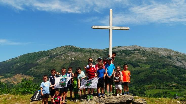 Eguraldi bikaina izan dute mendizale gazteek Txalintxoko Egunean