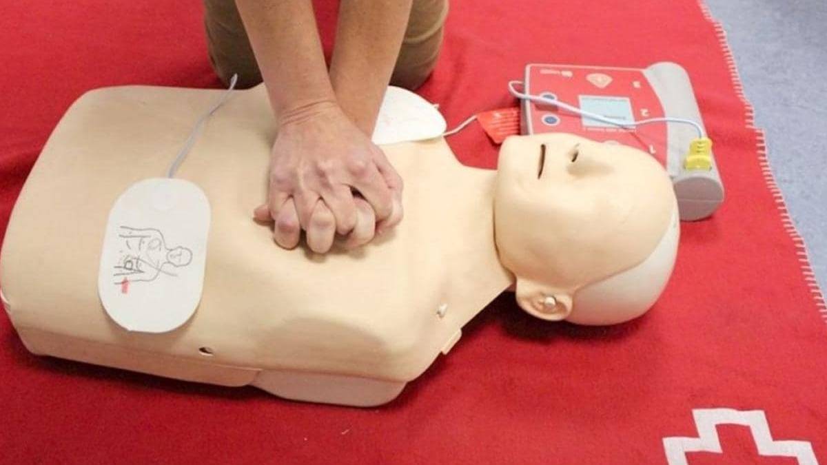 Gurutze Gorriak atzeratu egin du desfibriladorea erabiltzen ikasteko biharko antolatutako ikastaroa