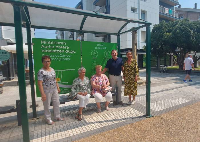 Minbiziaren Aurka Gipuzkoan elkarteak bere jarduerari buruzko informazioa jarri du Zarauzko bi markesinatan