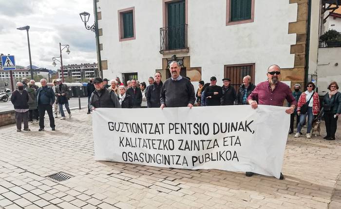 Pentsio publiko, duin eta bidezkoen alde sinadurak biltzen jarraitzen dute