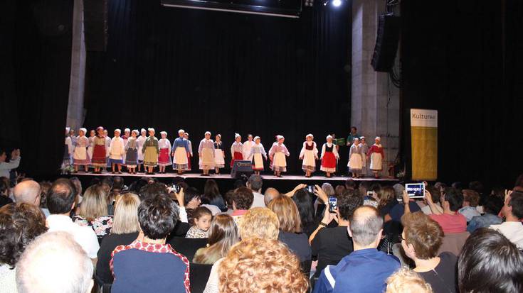 Itsasi dantza taldekoek ikuskizun koloretsua taularatu dute
