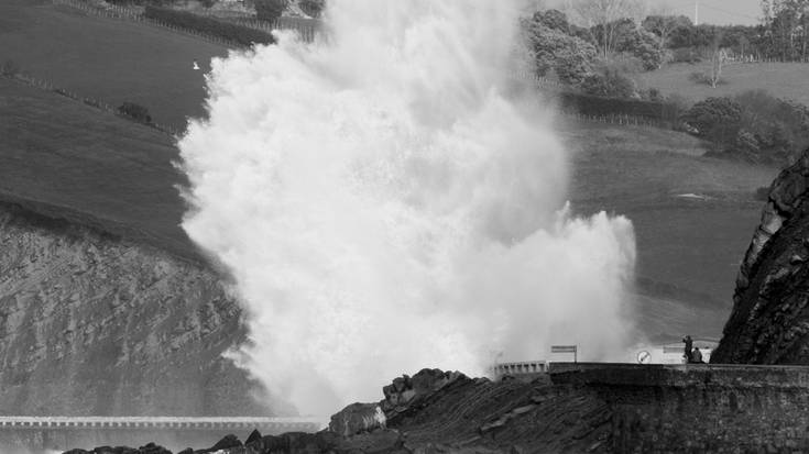 Ireki dute kostako errepidea