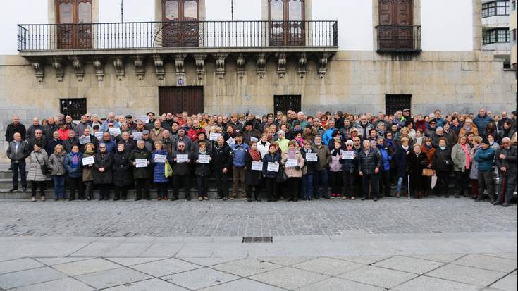 Protesta jendetsua egin dute pentsio duinak eskatzeko