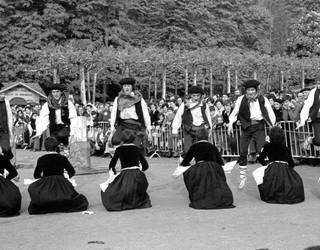 Bost hamarkada dantzan, bailararen altzoan