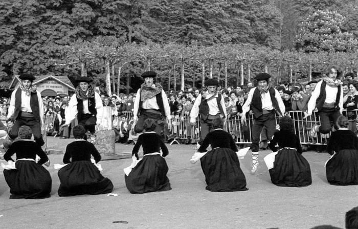 Bost hamarkada dantzan, bailararen altzoan
