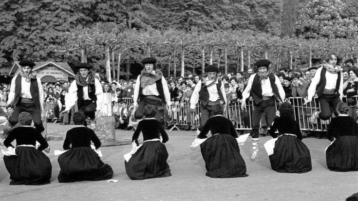 Bost hamarkada dantzan, bailararen altzoan