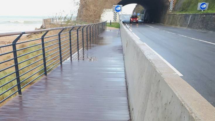 Santiago hondartza gaineko egurrezko pasabidea itxiko dute, konponketa lanak direla eta