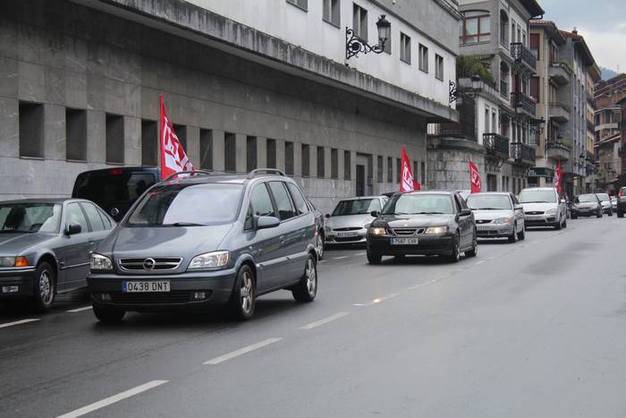 Auto karabanarekin hasi dituzte Langileen Nazioarteko Eguneko mobilizazioak eskualdean