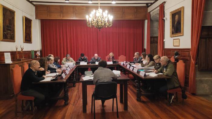 Ohiko udalbatzarra egin dute Azkoitian