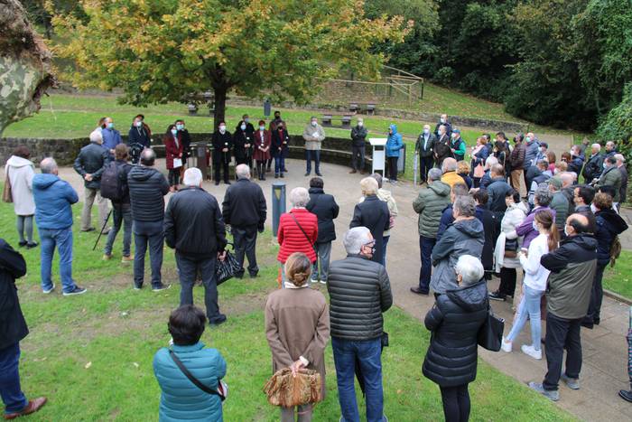 Memoria Eguneko ekitaldia egin dute Zarautzen, "biktima guztiak gogoratzeko eta aitortzeko"