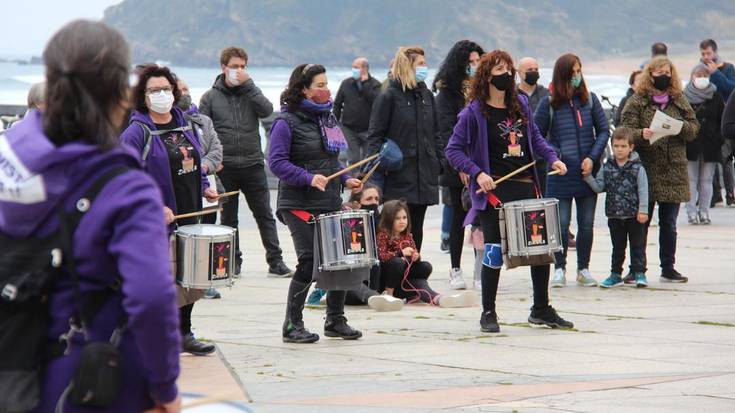 Berdintasunaren aldeko aldarria zabaldu dute Emakumeen Nazioarteko Egunaren bezperan