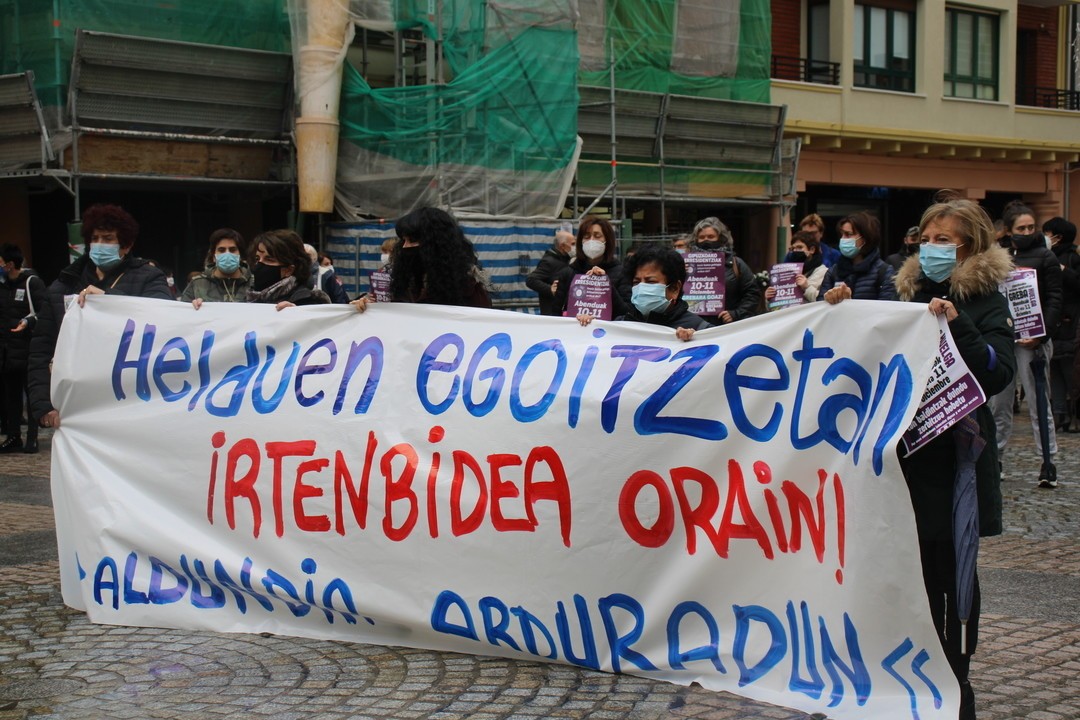 Gaurko eta biharko lanuzteekin, 246 egun egingo dituzte greban Gipuzkoako zentroetako beharginek