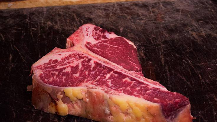 ZOZKETA. Juanjo Larrañaga harategiak emandako bi txuleta zozkatuko ditugu bazkideen artean