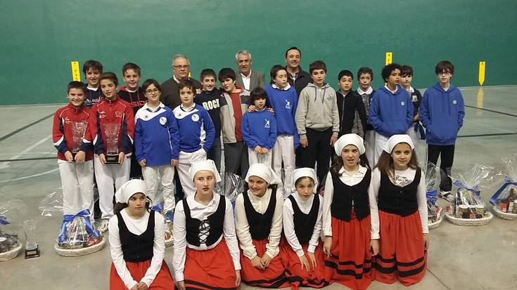 Unax Yeregik eta Luken Aizpuruak Cabanillaseko eskolarteko zesta punta txapelketa irabazi dute