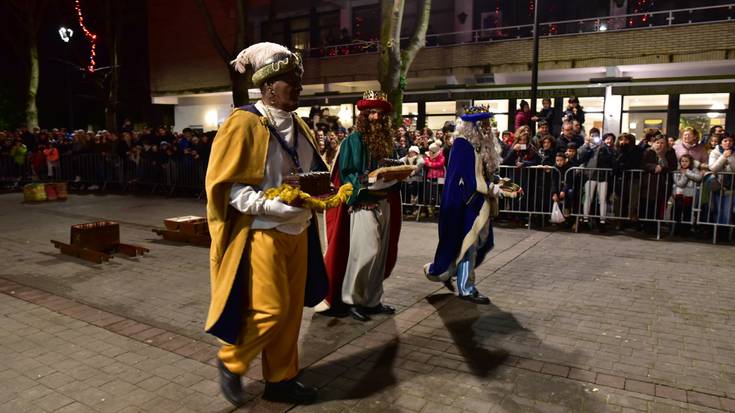 Errege Magoen desfilea