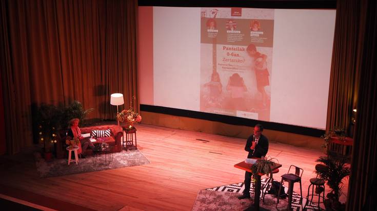 Pantailen erabilera goiztiarraz aritu dira gaur Zumaienan