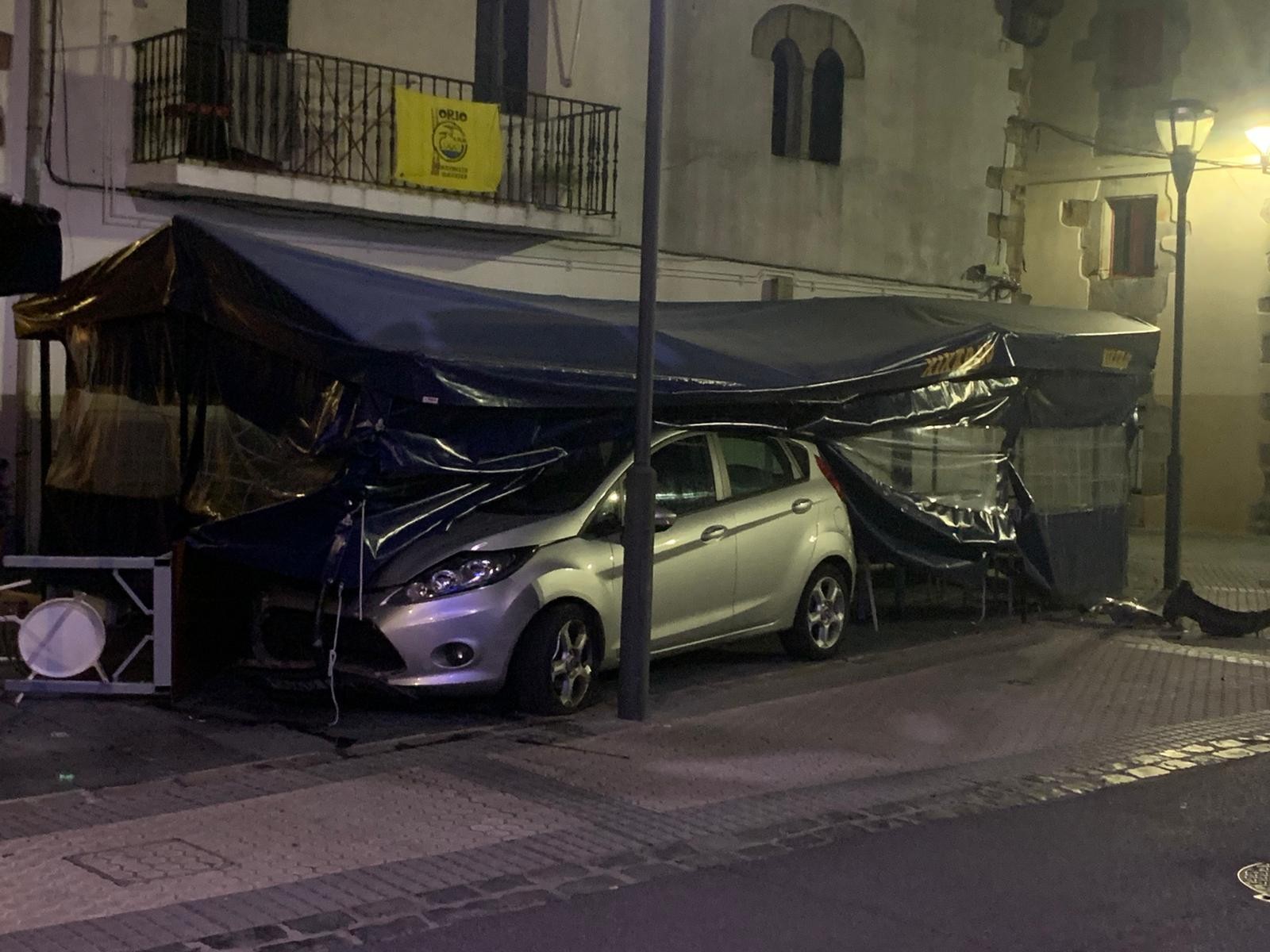 Auto bat sartu da Xixarioko karpa azpian