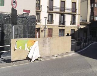 Orioko AEK-ko irakasleek gaitzetsi egin dute ezezagunek 24. Korrika iragartzeko kartelak puskatu izana