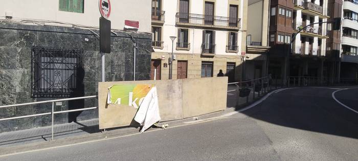 Orioko AEK-ko irakasleek gaitzetsi egin dute ezezagunek 24. Korrika iragartzeko kartelak puskatu izana