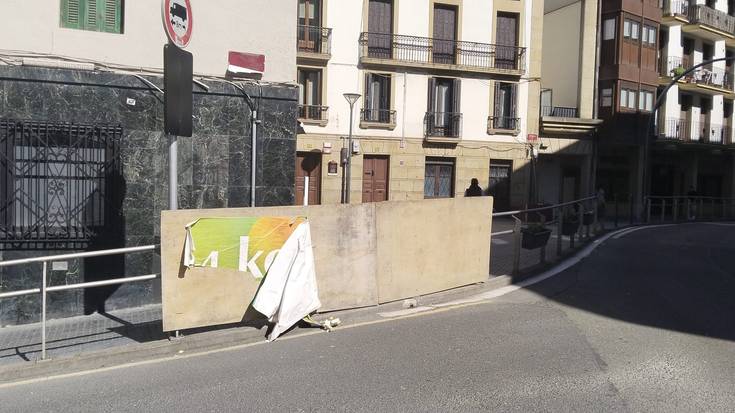 Orioko AEK-ko irakasleek gaitzetsi egin dute ezezagunek 24. Korrika iragartzeko kartelak puskatu izana