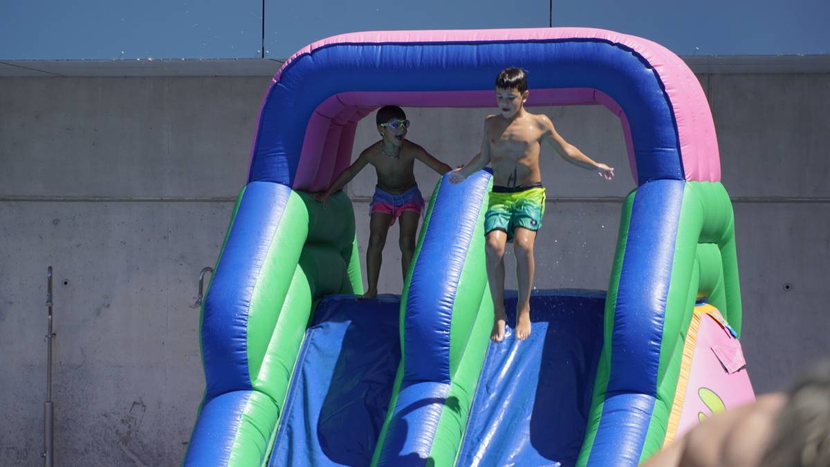 Puzgarriekin gozatzen ari dira herritarrak Ugarteigarango igerilekuan