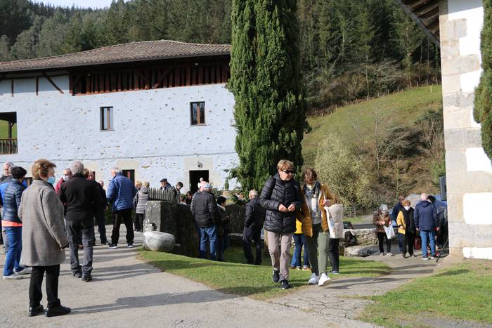Aingeru Guardako eguna ospatzen ari dira Azkoitian
