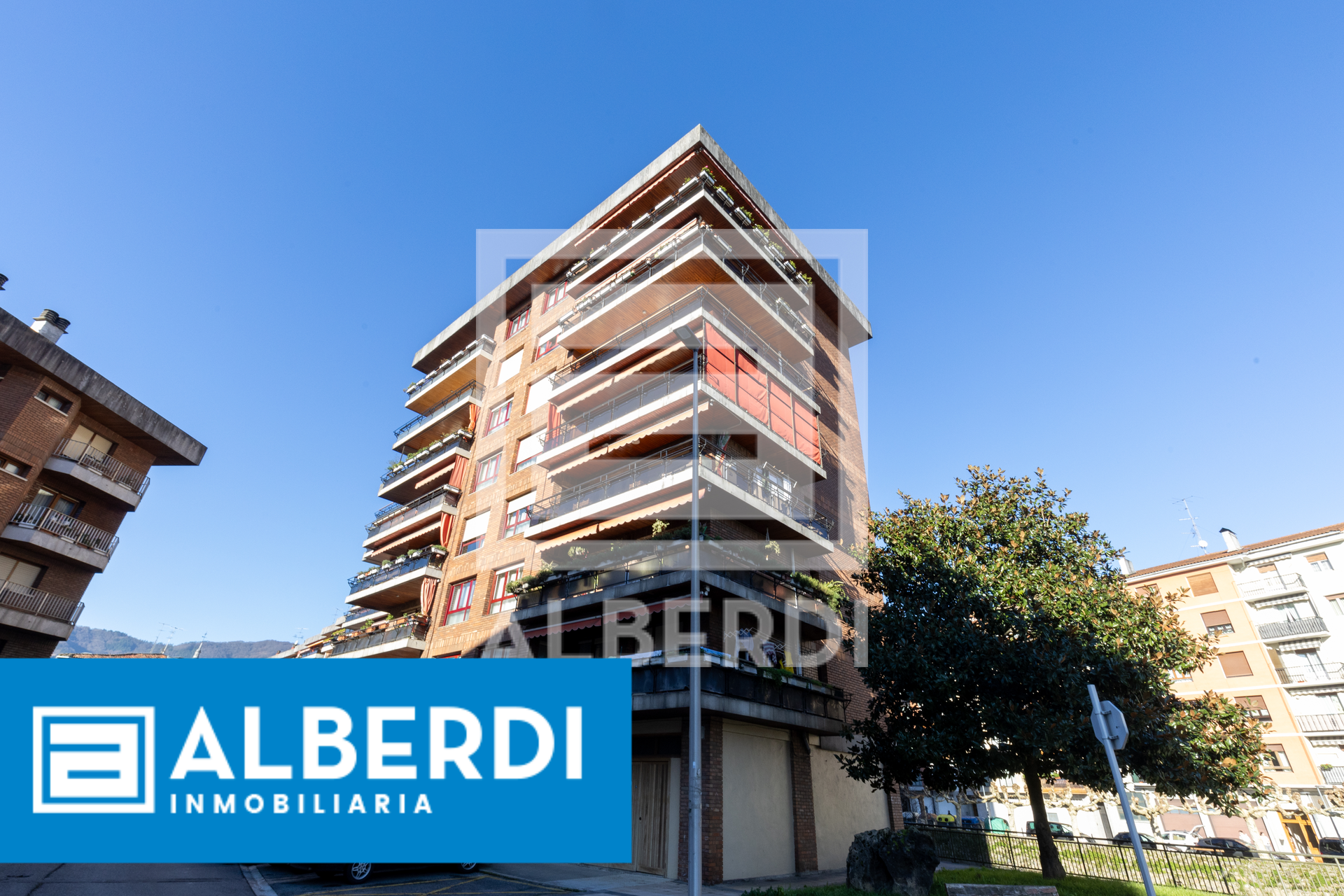 Alberdi Inmobiliaria: Etxebizitza eguzkitsua Trino Uria kalean