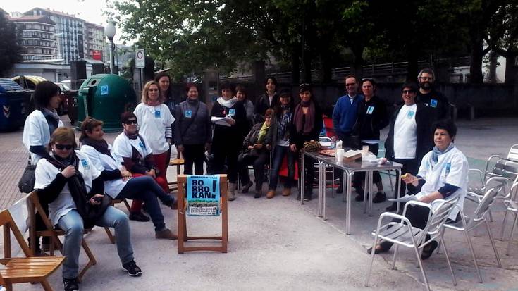 Greba mugagabea hasi dute adinekoen egoitzetako langileek