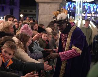 Arrats hotzean bero hartu dituzte Errege Magoak Azpeitian